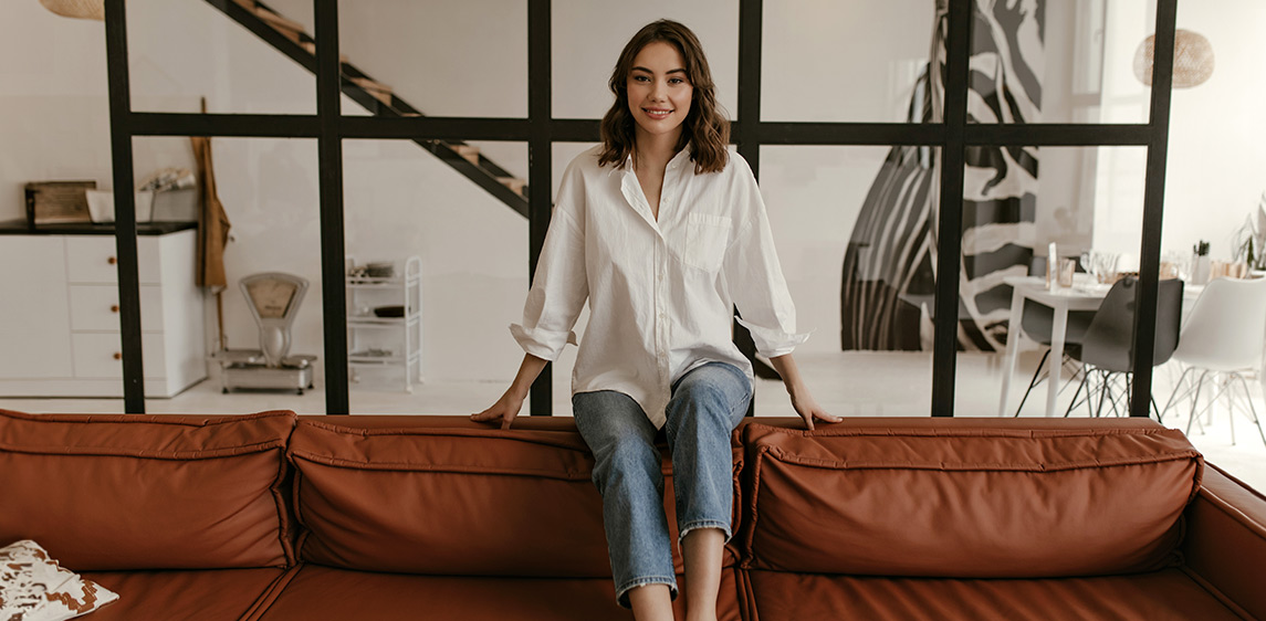 Conseillère Mazélie assise sur un canapé heureuse et confiante